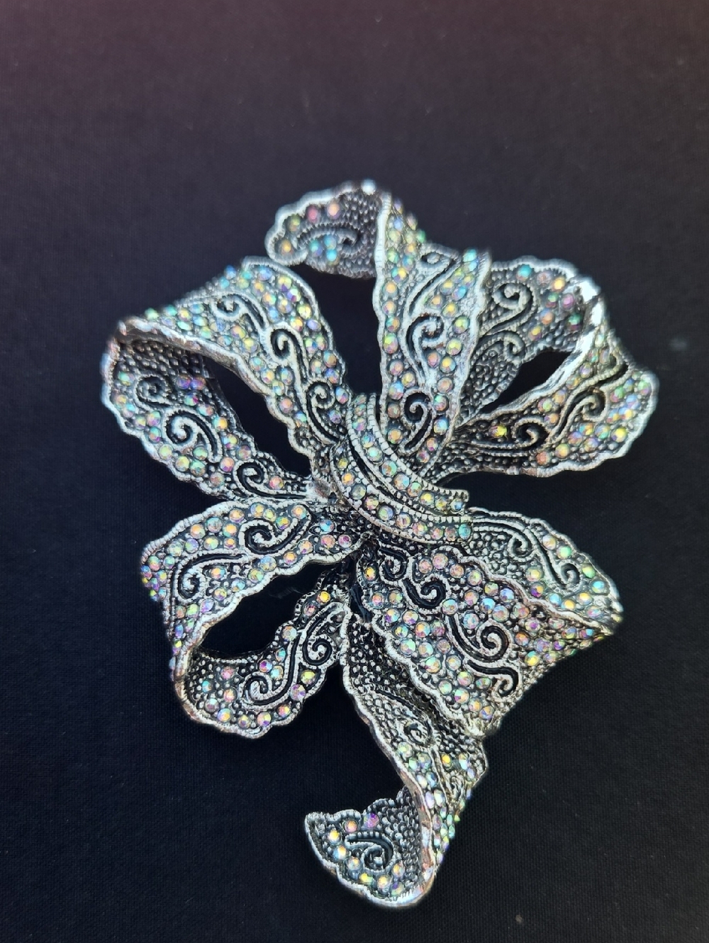 Premier Designs Iridescent Crystal Floral Ribbon Brooch/Pendant